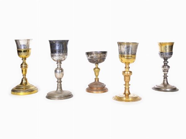 Cinque calici liturgici in argento, bronzo e altri metalli