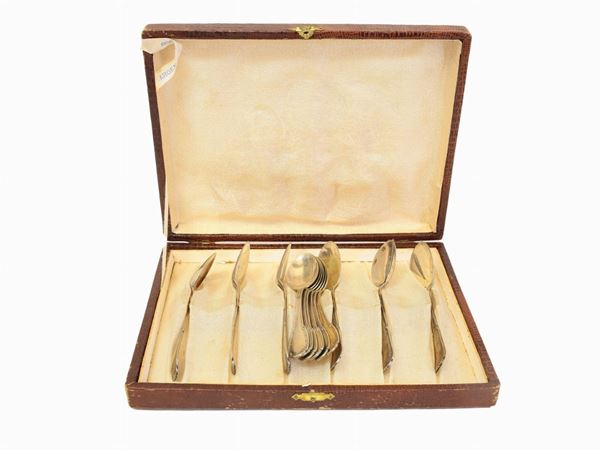 A set of silver icecreame and tea spoons