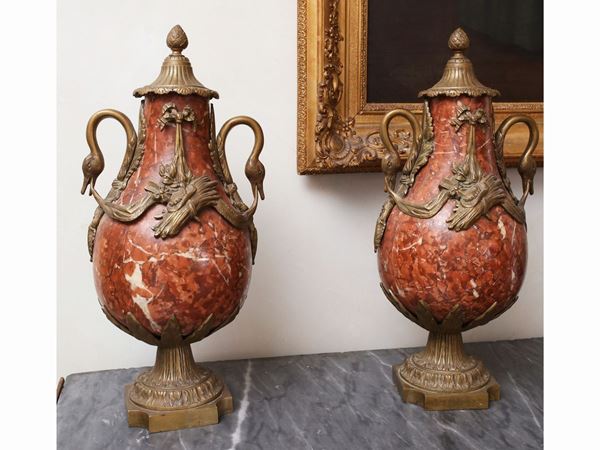 Coppia di vasi in marmo breccia rossa e bronzo