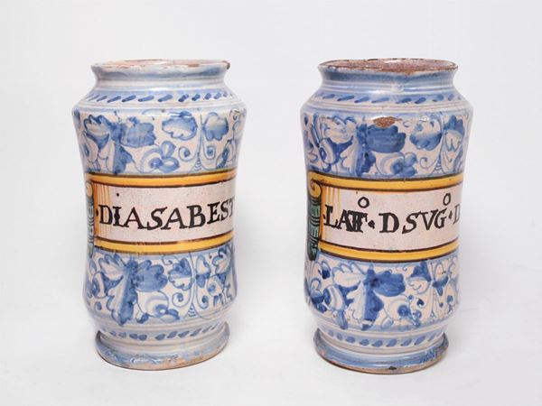 A pair of maiolica albarelli  (Tuscany, Montelupo end of 16th century)  - Auction The Collector's House - Villa of the Azaleas in Florence - II - II - Maison Bibelot - Casa d'Aste Firenze - Milano