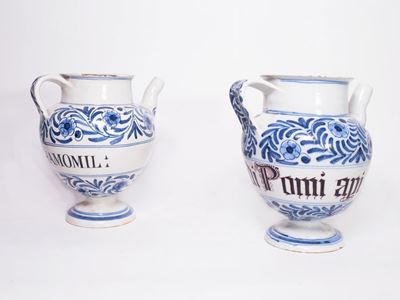 Coppia di Versatoi in Maiolica da Farmacia