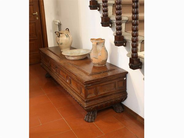 A walnut chest  (Tuscany, 16th century)  - Auction The Collector's House - Villa of the Azaleas in Florence - I - I - Maison Bibelot - Casa d'Aste Firenze - Milano
