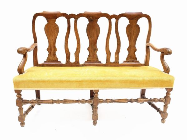 A walnut bench sofa  - Auction Furniture, old master paintings and curiosity from florentine house - Maison Bibelot - Casa d'Aste Firenze - Milano