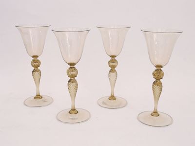 Serie di Sedici Calici in Vetro Soffiato Color Sabbia di Murano