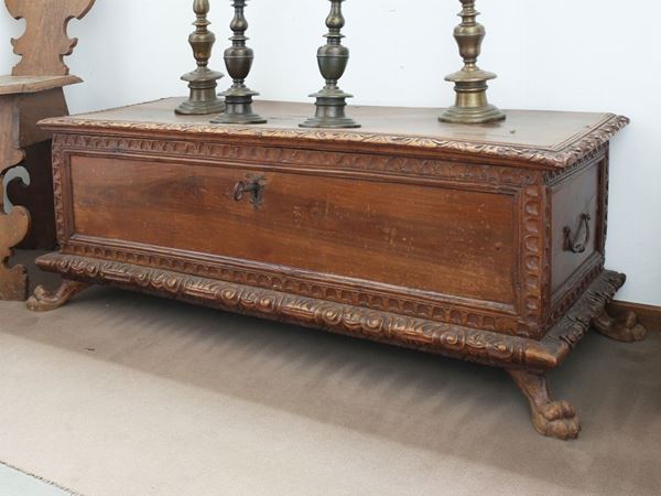A walnut chest  (XVII secolo)  - Auction The Collector's House - Villa of the Azaleas in Florence - I - I - Maison Bibelot - Casa d'Aste Firenze - Milano