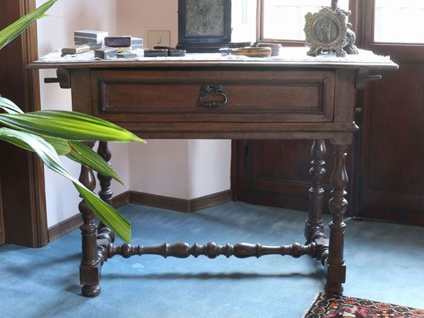 A walnut table  (Central Italy, 17th century)  - Auction The Collector's House - Villa of the Azaleas in Florence - I - I - Maison Bibelot - Casa d'Aste Firenze - Milano