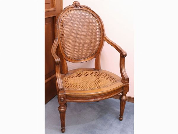 A walnut armchair  (Central Italy, late 18th century)  - Auction The Collector's House - Villa of the Azaleas in Florence - I - I - Maison Bibelot - Casa d'Aste Firenze - Milano