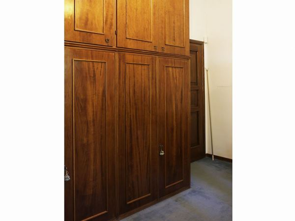 A walnut veneered wardrobe  - Auction The Collector's House - Villa of the Azaleas in Florence - II - II - Maison Bibelot - Casa d'Aste Firenze - Milano