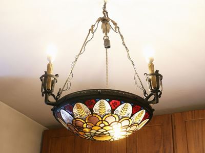 Lampadario in Ferro Battuto e Vetri Colorati