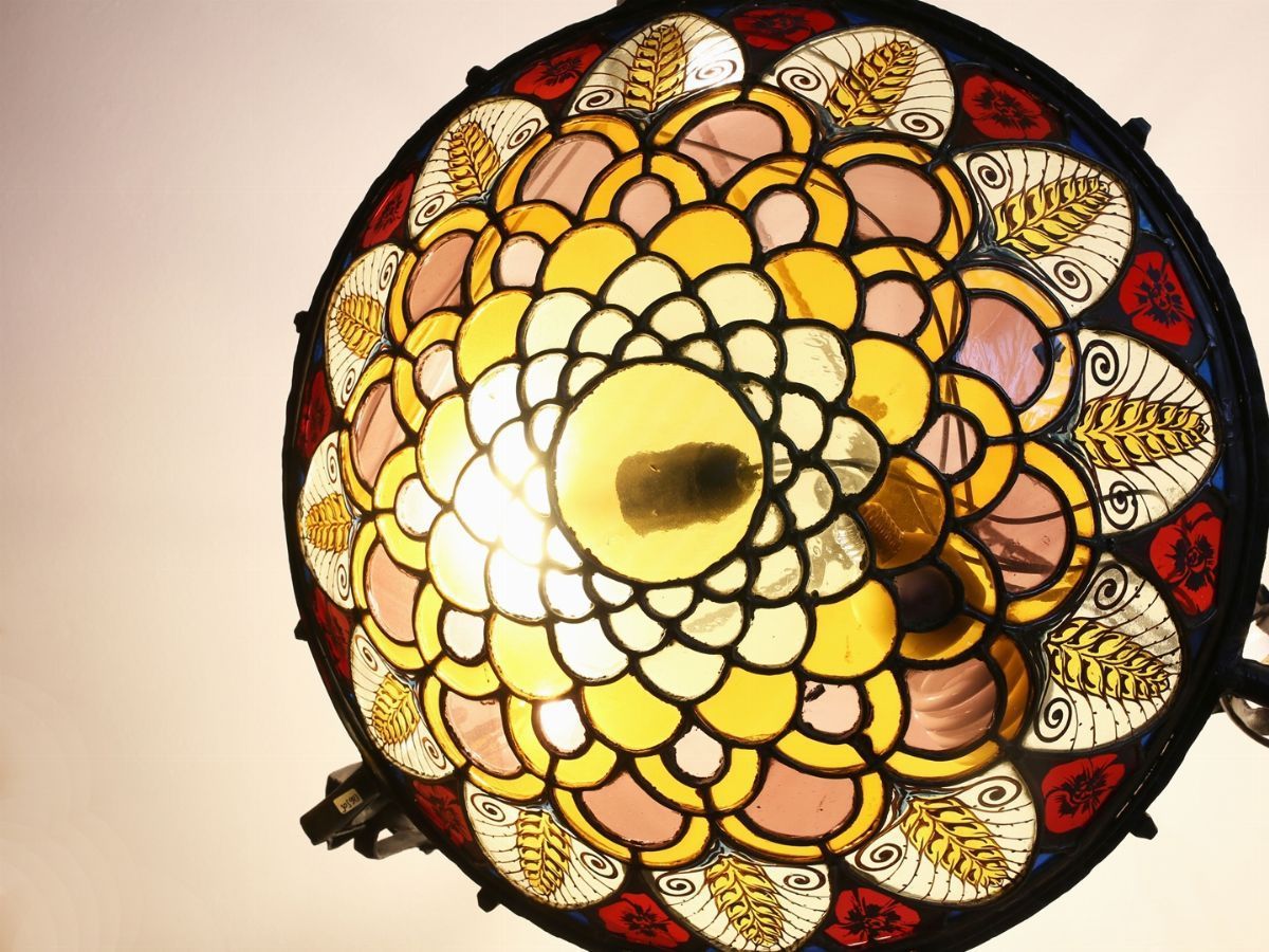 Lampadario in Ferro Battuto e Vetri Colorati