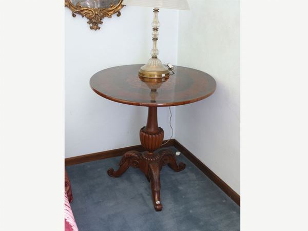A small walnut table  (late 19th century)  - Auction The Collector's House - Villa of the Azaleas in Florence - II - II - Maison Bibelot - Casa d'Aste Firenze - Milano