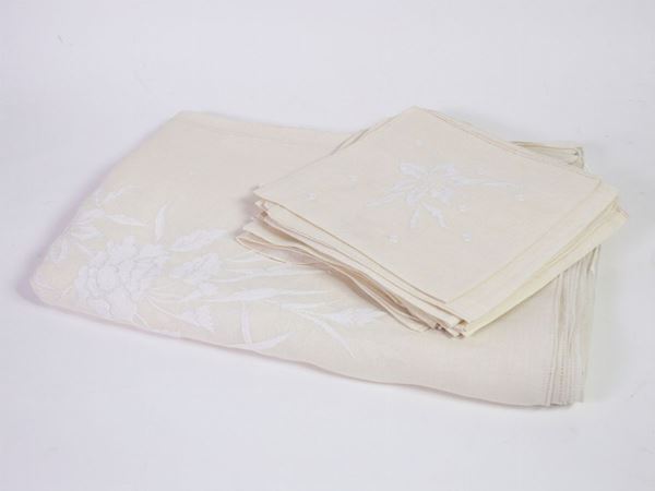A ivory linen tablecloth  (first half of 20th century)  - Auction House Sale: Curiosities: Vintage, Garret and Cellar - Maison Bibelot - Casa d'Aste Firenze - Milano