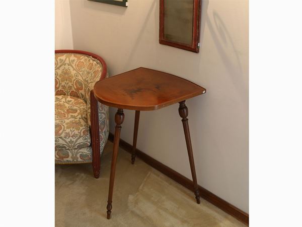 A small walnut coffe table  (20th century)  - Auction The Collector's House - Villa of the Azaleas in Florence - II - II - Maison Bibelot - Casa d'Aste Firenze - Milano