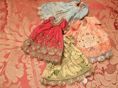 Quattro Piccole Vesti in Seta per Gesù Bambino