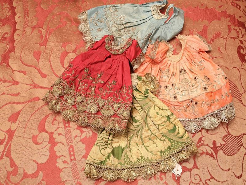 Quattro Piccole Vesti in Seta per Gesù Bambino