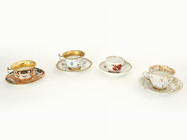 Quattro tazze da collezione in porcellana