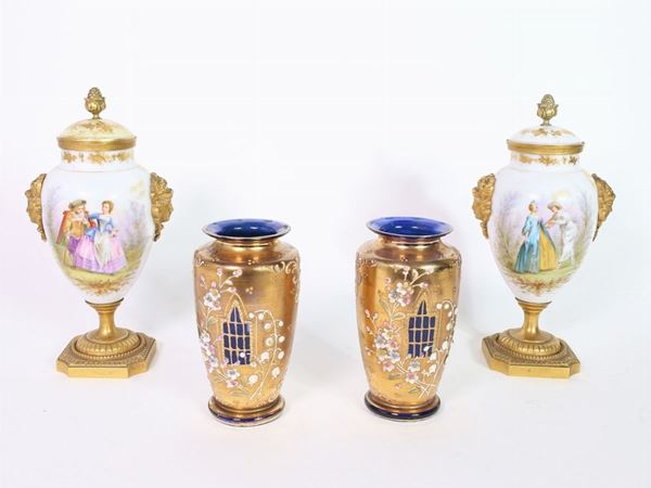Two coupples of small vases