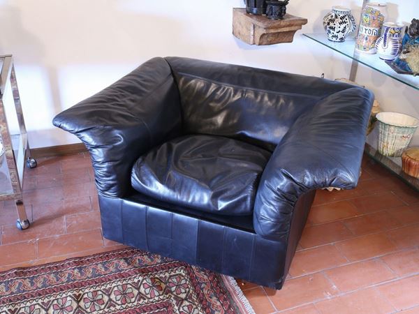 A black leather armchair  - Auction The Collector's House - Villa of the Azaleas in Florence - II - II - Maison Bibelot - Casa d'Aste Firenze - Milano