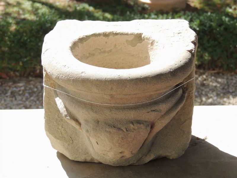 Antica Acquasantiera in Pietra Serena