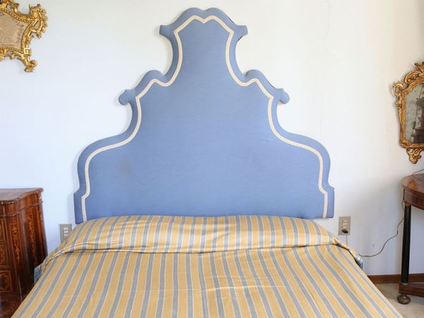 An upholstered double bed headbord