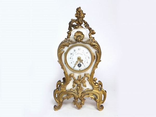 A small alabaster and bronze table clock