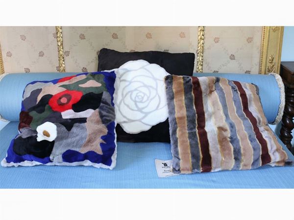 Three lamb pillows, Incopel  - Auction House Sale: Curiosities: Vintage, Garret and Cellar - Maison Bibelot - Casa d'Aste Firenze - Milano