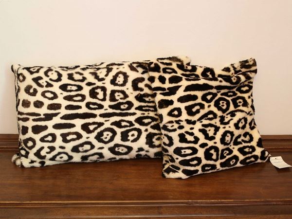 Three lamb pillows, Incopel  - Auction House Sale: Curiosities: Vintage, Garret and Cellar - Maison Bibelot - Casa d'Aste Firenze - Milano