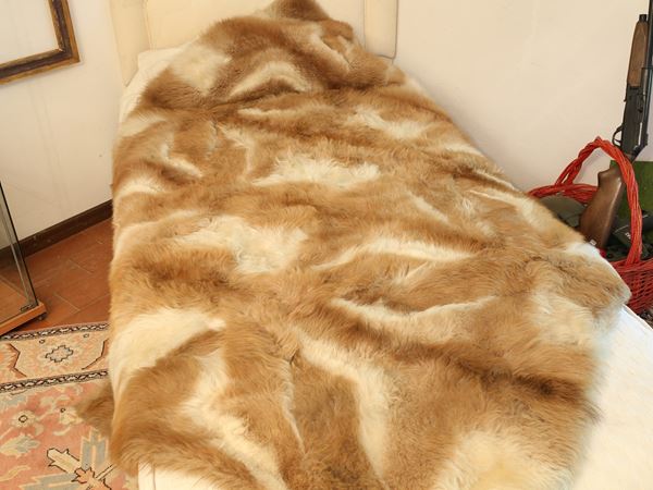 Guanaco fur blanket  - Auction House Sale: Curiosities: Vintage, Garret and Cellar - Maison Bibelot - Casa d'Aste Firenze - Milano