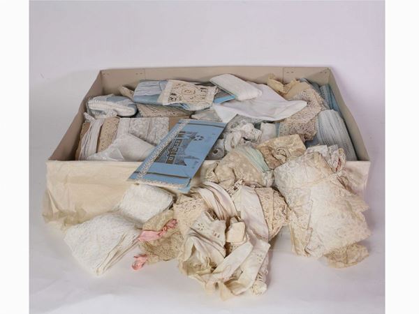 Cotton lace borders lot  - Auction House Sale: Curiosities: Vintage, Garret and Cellar - Maison Bibelot - Casa d'Aste Firenze - Milano