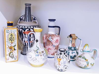 Sette Fiaschette Pubblicitarie da Liquore in Ceramica