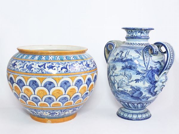 Un vaso ed un portavasi in ceramica Cantagalli