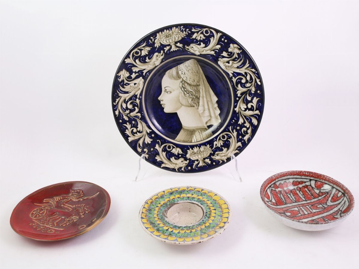 Miscellanea di Piatti Decorativi in Ceramica