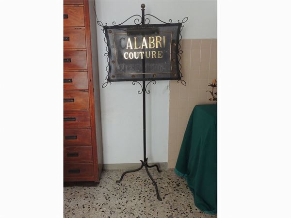 A wrogth iron shop sign holder  (first half 20th century)  - Auction House Sale: Curiosities: Vintage, Garret and Cellar - Maison Bibelot - Casa d'Aste Firenze - Milano