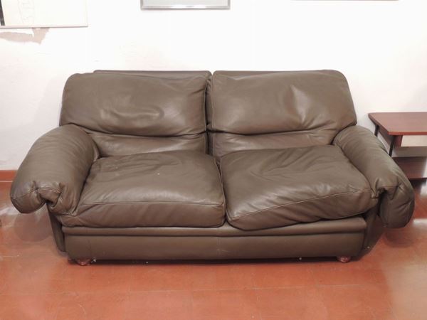 A brown leather sofa  (Eigthies)  - Auction The Collector's House - Villa of the Azaleas in Florence - II - II - Maison Bibelot - Casa d'Aste Firenze - Milano