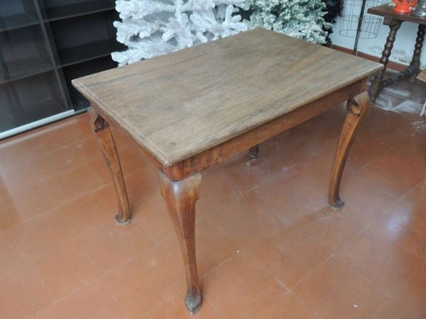 A walnut table  (second half of 18th century)  - Auction The Collector's House - Villa of the Azaleas in Florence - I - I - Maison Bibelot - Casa d'Aste Firenze - Milano