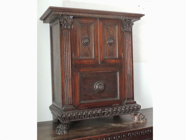 A small walnut cabinet  (20th centruy)  - Auction House Sale: Curiosities: Vintage, Garret and Cellar - Maison Bibelot - Casa d'Aste Firenze - Milano