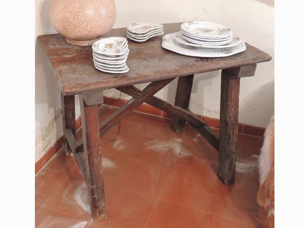 A walnut rustic table  - Auction House Sale: Curiosities: Vintage, Garret and Cellar - Maison Bibelot - Casa d'Aste Firenze - Milano
