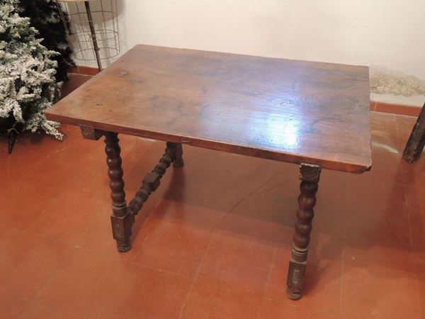 A walnut table  - Auction House Sale: Curiosities: Vintage, Garret and Cellar - Maison Bibelot - Casa d'Aste Firenze - Milano