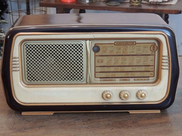 A vintage Magnadyne radio  - Auction House Sale: Curiosities: Vintage, Garret and Cellar - Maison Bibelot - Casa d'Aste Firenze - Milano