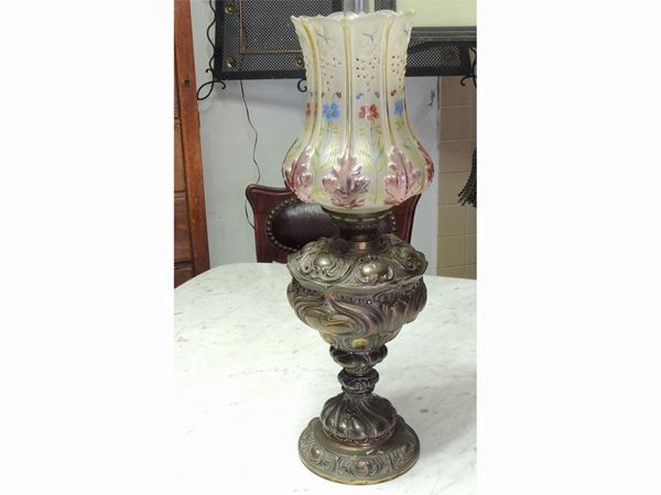 A tole oil lamp Liberty style  (early 20th century)  - Auction House Sale: Curiosities: Vintage, Garret and Cellar - Maison Bibelot - Casa d'Aste Firenze - Milano
