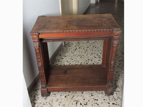 A walnut etagere  (early 20th century)  - Auction House Sale: Curiosities: Vintage, Garret and Cellar - Maison Bibelot - Casa d'Aste Firenze - Milano