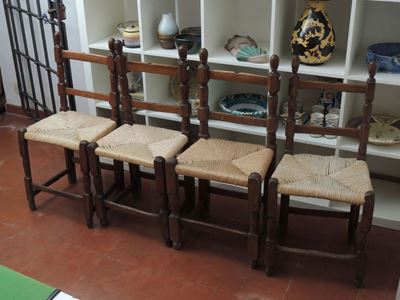 Serie di Quattro Sedie Rustiche in Noce