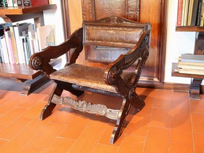 Poltrincina Bassa in Noce in Stile Neorinascimentale