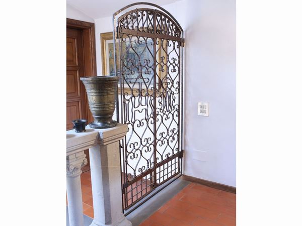 An ancient wrougth iron gate  (18th/19th centruy)  - Auction The Collector's House - Villa of the Azaleas in Florence - IV - IV - Maison Bibelot - Casa d'Aste Firenze - Milano