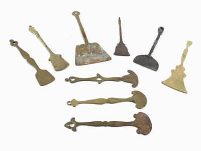 Collezione di Dieci Antichi di Raschietti da Cera in Metallo
