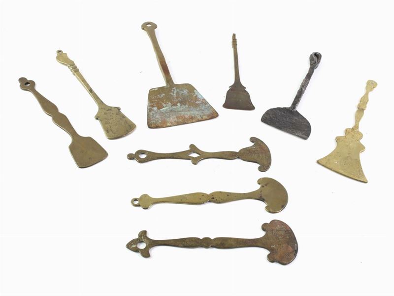 Collezione di Dieci Antichi di Raschietti da Cera in Metallo
