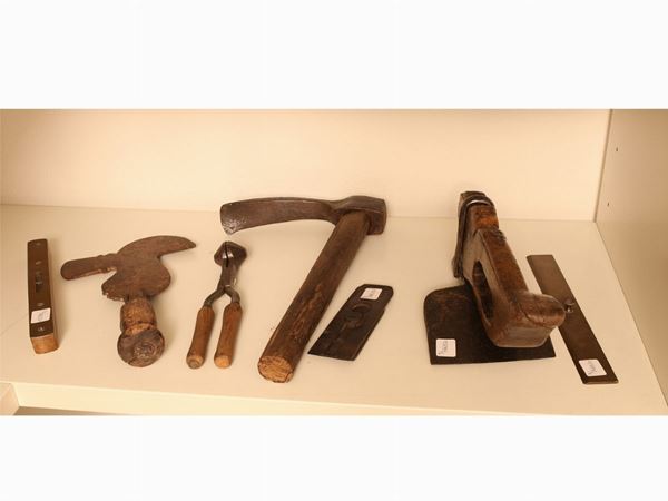 A lot of six ancient work tools  - Auction House Sale: Curiosities: Vintage, Garret and Cellar - Maison Bibelot - Casa d'Aste Firenze - Milano