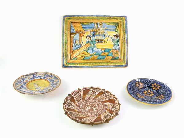 Three majolic plates and a plaque  - Auction House Sale: Curiosities: Vintage, Garret and Cellar - Maison Bibelot - Casa d'Aste Firenze - Milano