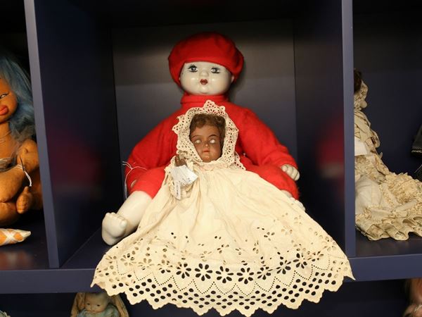Two porcelain dolls  (one of them by Armand Marseille)  - Auction House Sale: Curiosities: Vintage, Garret and Cellar - Maison Bibelot - Casa d'Aste Firenze - Milano