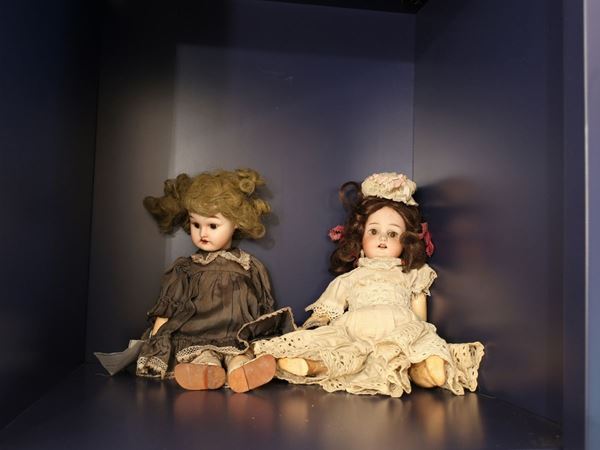 Two porcelain dolls  (S. Harding e Mazarin Paris, early 20th century)  - Auction House Sale: Curiosities: Vintage, Garret and Cellar - Maison Bibelot - Casa d'Aste Firenze - Milano